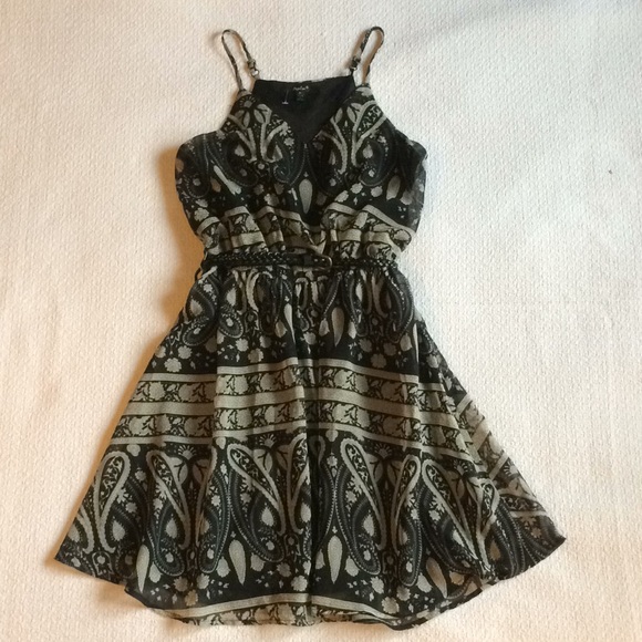 Papaya Dresses & Skirts - Papaya Black & Tan Paisley Belted Dress, Size Med